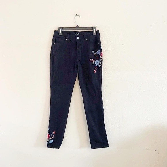 (5/$25 SALE ✅) Earl Floral Embroidered‎ Black Denim Jeans - Picture 1 of 8